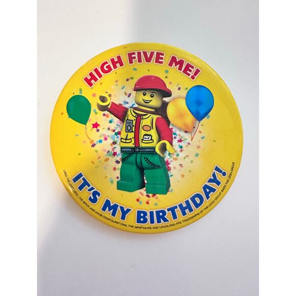 Legoland Button Pin Happy Its My Birthday High Five Me Mini Figure LEGO Official - Picture 1 of 12